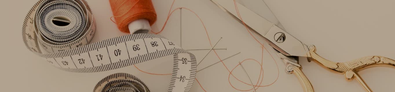 Atelier de couture — ciseaux, bobines et mètre ruban